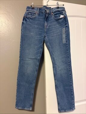 Old Navy Straight Leg Women's Jeans in Medium Blue Wash